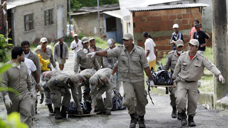 SKRED: Redningsmannskaper henter ut d�de etter jordraset i Niteroi utenfor Rio de Janeiro. Foto: REUTERS/SCANPIX