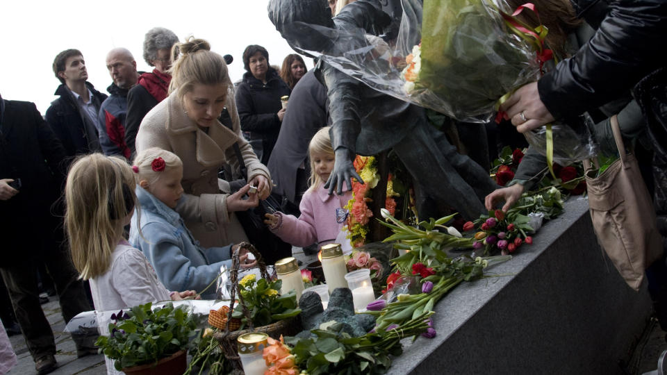 MINNET: 20-�rsmarkeringen av Scandinavian Star-ulykken ble gjennomf�rt ved minnesmerket ved foten av Akershus festning onsdag. Fredag bestemte det danske Folketinget at ulykken skal granskes igjen. Foto: Scanpix