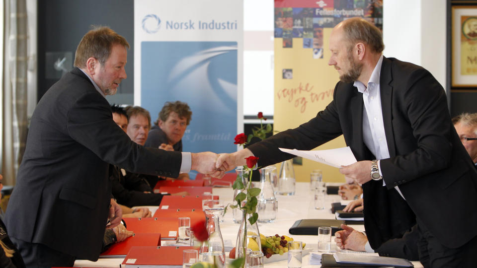 KOM I M�L: Forbundsleder Arve Bakke (t.v.) i Fellesforbundet overleverer sine krav i �rets hovedoppgj�r til  administrerende direkt�r i Norsk Industri Stein Lier-Hansen. Foto: Lise �serud / Scanpix