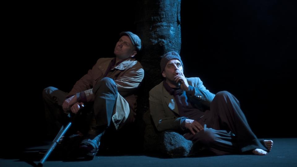 HUMOR OG TRISTESSE:Vladimir (Finn Arve S�rb�e) og Estragon (Kristian Fr. Figenschow jr.) fors�ker � takle livets tomhet i H�logaland Teaters fine versjon av �Vente p� Godot�. Foto: Ola R�e/H�logaland Teater.