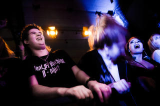 REBELLENE: Blodfansen sikret seg plasser foran gjerdet lenge f�r konsertstart. - Dette er s� rebelsk som nordmenn kan v�re, mener Wendy Lunde (19). Foto: H�kon Eikesdal