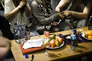 FORBUDEN FRUKT: Bj�rn Hellfuck studerer sprittusjkryssene som skal hindre 17-�ringene i � f� servering. - No, j�nter, m� vi jage d�kker ut! Foto: H�kon Eikesdal
