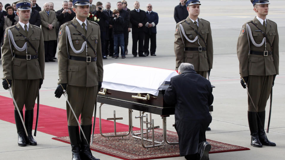 TOK I MOT SIN D�DE BROR: Jaroslaw Kaczynski kneler ved kista til sin bror, president Lech Kaczynski. Foto: REUTERS/Kacper Pempel/Scanpix