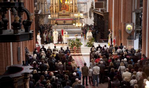 MINNESTUND:Wroclaw, Polen: Minnegudstjeneste i den katolske kirken St. Elisabeth av Ungarn etter flyulykken der Polens president og store deler av den politiske og milit�re elite omkom. Presidenten var speiderbevegelsens h�ye beskytter. Det var derfor veldig mange unge speidere tilstede under gudstjenesten. 
Foto: Jon Terje Hellgren Hansen / Dagbladet