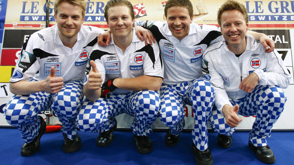NYTT S�LV: Som i OL ble det s�lv p� de norske curlinggutta. Igjen ble Canada for gode - selv om det var et annet kanadisk lag som stilte i VM. Her er de norske gutta etter semifinaleseieren mot Skottland: H�vard Vad Petersson, Christoffer Svae, Thomas L�vold og Torger Nergard. Foto: Valentin Flauraud, Reuters/Scanpix