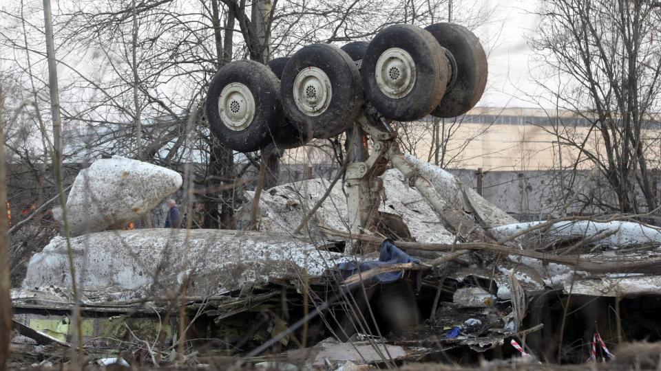 - SPR�KPROBLEMER: If�lge den ansvarlige flygelederen var det spr�kproblemer mellom t�rnet og presidentflyet. Foto:  EPA/SERGEI CHIRIKOV/SCANPIX