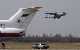 TRANSPORTERT TIL POLEN: B�ren med den polske presidenten ble flydd til Polen. Foto: AP Photo/Sergey Ponomarev/Scanpix