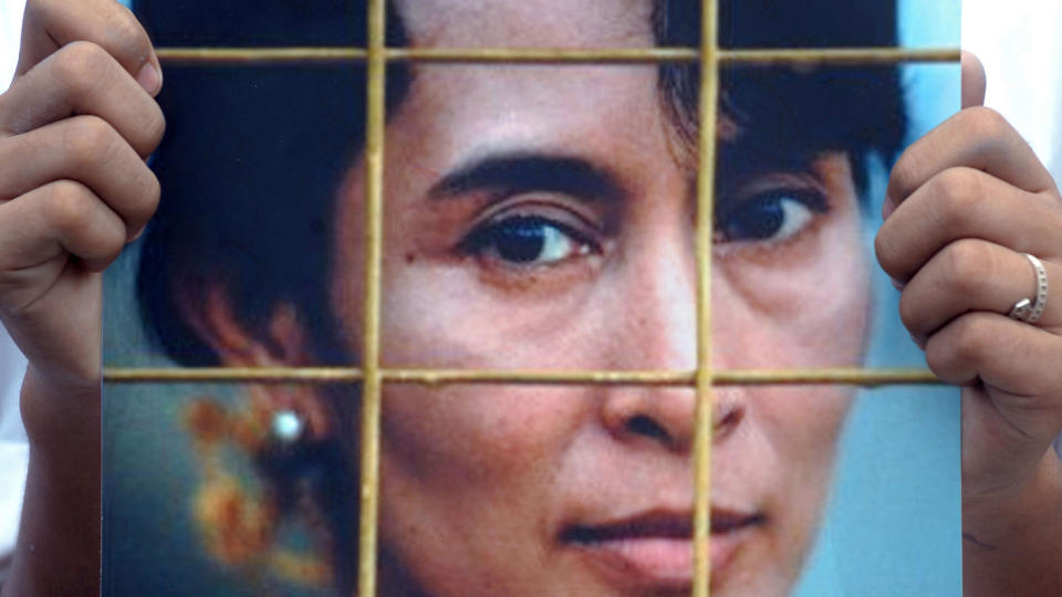 HJERTETR�BBEL: Aung San Suu Kyi er tilbake i husarrest etter sykehusinnleggelse for hjertetr�bbel i Rangoon i dag. Foto: AFP