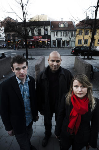 KRITISKE: Leder i SOS Rasisme, Trond Thorbj�rnsen (f.v.), leder for Organisasjonen mot offentlig diskriminering (OMOD) Oddvar Akhenaton de Leon, og Kari Helene Partepuoli ved Antirasistisk senter reagerer sterkt p� innholdet i kveldens �Hjernevask�. Foto: H�kon Eikesdal/Dagbladet
