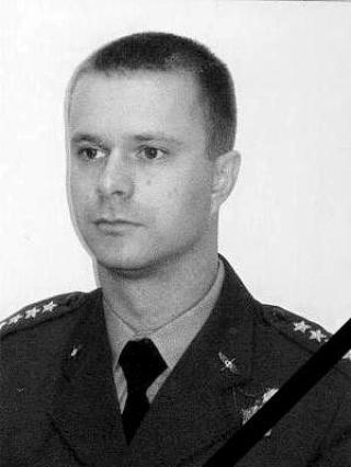 UTPEKES SOM SYNDEBUKK: Kaptein Arkadiusz Protasiuk ser ut til � bli utpekt som syndebukk. Men ingen kjenner forel�pig �rsaken til hvorfor han ignorerte flyt�rnet. Foto: EPA/Polish Air Force/SCANPIX