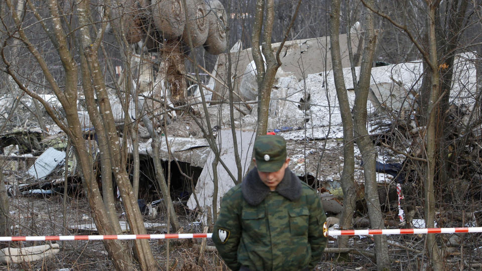 TOTALVRAKET: Presidentflyet, som var av typen Tu-154, krasjet under landingen i Smolensk vest i Russland. 96 personer omkom. Foto: REUTERS/Sergei Karpukhin/Scanpix