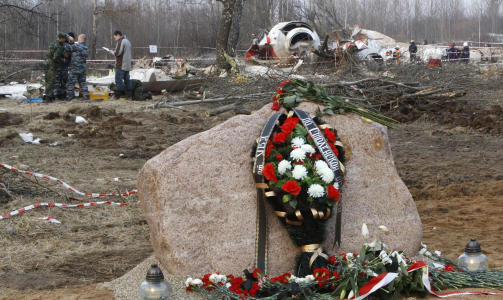 96 OMKOM: Blomster er lagt ned foran ulykkesstedet i Smolensk etter flystyrten som l�rdag drepte 96 personer, blant dem den polske presidenten, Lech Kaczynski, og mange andre prominente maktspersoner. Foto:REUTERS/Sergei Karpukhin/Scanpix