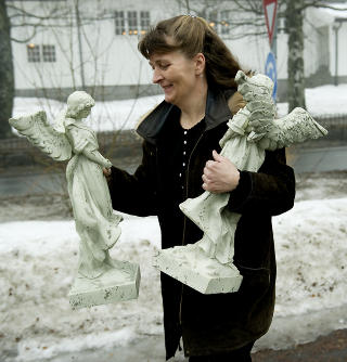 MINNENE: - Kate elsket engler, sier Tone Lisbeth Karlsen, Bj�rns s�ster. Foto: Jon Terje H. Hansen / Dagbladet