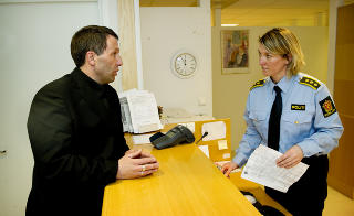STRENGT: Det er ingen n�de. Bj�rn Karlsen m� melde seg for Follo-politiet etter begravelsen. Han fikk tre dagers perm til � rydde Kates leilighet, 1,5 dag til � s�rge og arrangere begravelse. Foto: Jon Terje H. Hansen / Dagbladet