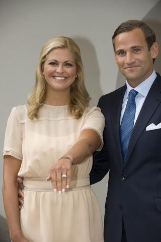DA HUN FIKK RINGEN: Prinsesse Madeleine og juristen Jonas Bergstr�m fortalte om sin forlovelse i august i fjor. Her viser prinsessen stolt fram ringen. Foto: Fredrik Sandberg / SCANPIX /