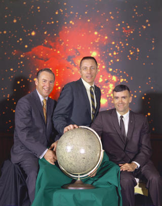ALLE TRE BLE REDDET: James A. Lovell, Jack Swigert og Fred Haise var mannskapet p� Apollo 13. Lovell og Haise skulle etter planen ned med m�nelandingsfart�yet �Aquarius�, mens Swigert skulle fly i bane rundt m�nen i kommandoseksjonen �Odyssey�. Foto: NASA via Wikimedia
