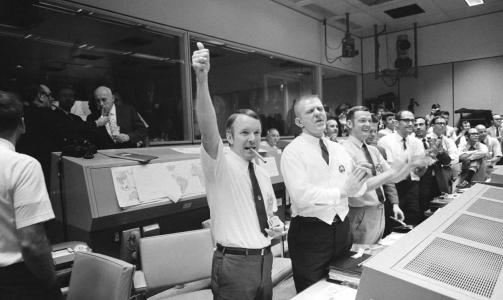 FEIRET REDNINGEN AV APOLLO 13-MANNSKAPET: 17. april 1970 feiret bakkemannskapet i Houston at Apollo 13 hadde landet trygt i Stillehavet, med de tre astronautene om bord i god form. Foto: SCANPIX