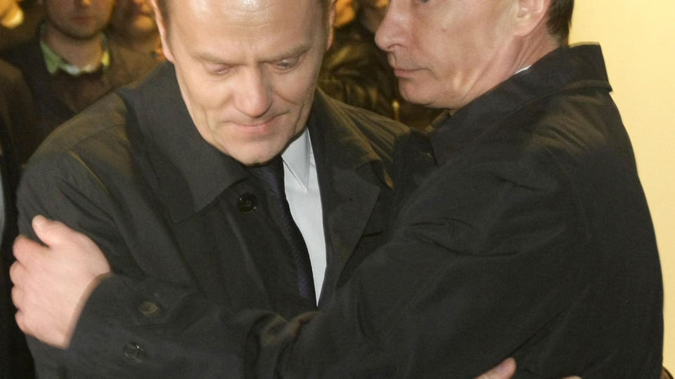 BJ�RNEKLEM: Dette bildet gir h�p om bedre tider for det polske folk. Et historisk bilde der Vladimir Putin omfavner Polens statsminister Donald Tusk under et bes�k til ulykkesstedet i Smolensk p� l�rdag.   FOTO: SCANPIX/ AFP PHOTO / RIA NOVOSTI / POOL / ALEXEY NIKOLSKY