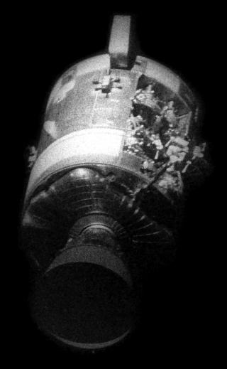 DEN SKADDE SERVICEMODULEN: Fotografert fra kommandomodulen etter ulykken. Det var i servicemodulen oksygentanken eksploderte. Foto: NASA via Wikimedia