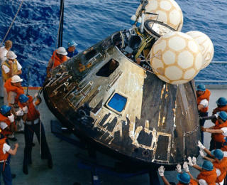 TRYGG LANDING: Resten av romfergen er koblet fra og romkapselen med de tre astronautene om bord tas imot. Foto: NASA