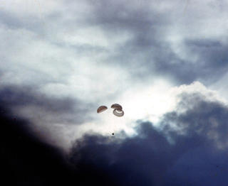 MOT LANDING: Landingsmodulen p� vei ned 17. april 1970. Foto: NASA