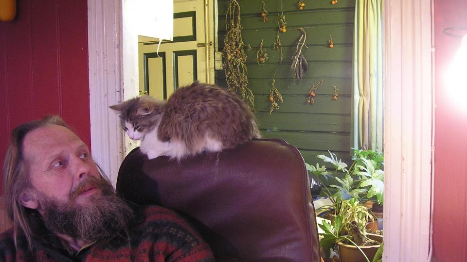 KATTEELSKER: Her er Spire Elias Gunnarss�nn med katten Gr�silke. FOTO: Privat