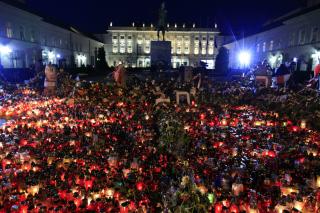 LANDESORG: Warszawas innbyggere s�rger foran inngangen til presidentpalasset. Foto: EPA/GRZEGORZ JAKUBOWSKI/SCANPIX