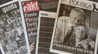 P� FORSIDENE: Dagen etter krasjen som utraderte Polens politiske elite, hadde avisene spesialutgaver for � minnes de d�de.  Foto: EPA/MACIEJ CHMIEL/SCANPIX