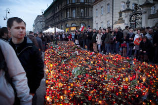 Tusenvis av mennesker samlet seg foran presidentpalasset i Warsawa. De tente lys og la ned blomster for � minnes sin president som omkom i en flyulykke. Store deler av den politiske og milit�re ledelsen i Polen omkom i samme ulykke.
Foto: Jon Terje Hellgren Hansen / Dagbladet