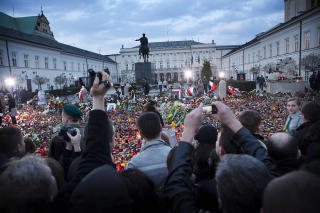 Tusenvis av mennesker g�r forbi presidentpalasset i Warsawa. Mange brukte sine kameraer for � sikre seg et minne fra denne spesielle dagen. 
Foto: Jon Terje Hellgren Hansen / Dagbladet