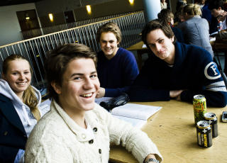 FRISTEN SNART UTE: Om tre dager g�r s�knadsfristen til h�yere utdanning ut. Tobias Grasdal (til h�yre) og Henrik Knutrud (foran) skal begge trolig s�ke seg til medisinstudiet, mens Peder J�raandstad,og Ane Nordskar skal tenke seg om et �r f�r de bestemmer seg for hvilket yrke de skal satse p�.

Foto H�kon Eikesdal