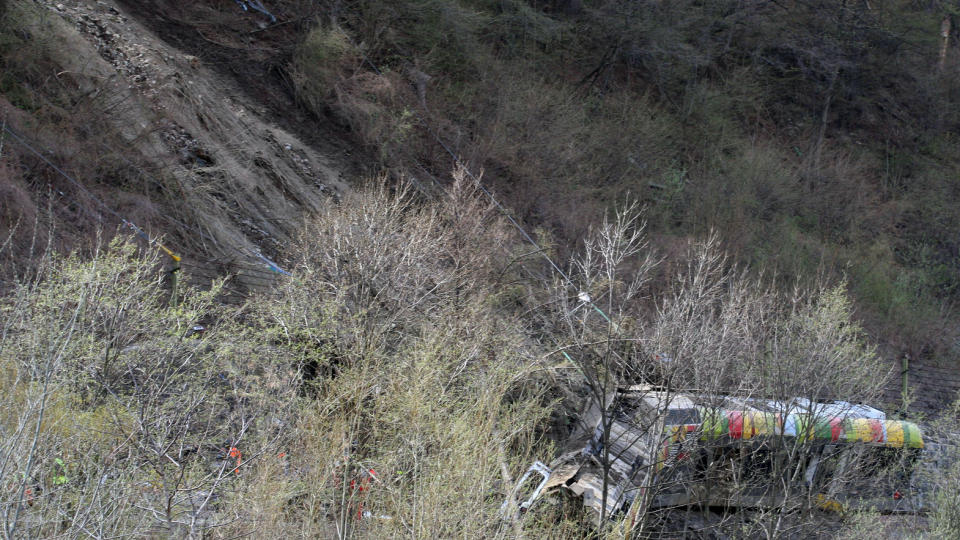  P� KANTEN AV STUPET:_  En av togvognene st�r i ettermiddag om lag 50 meter nedenfor skinnegangen, p� kanten av et stup mot elva Adige.  FOTO: AFP/SCANPIX.