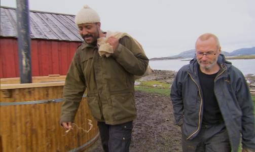 FORLOT �FRU ARVESEN�: Tore Arvesen kalte kompisen Leif Birger M�kinen for �jenta si�. Det ble et t�rev�tt farvel da Arvesen i kveld valgte � dra fra �Farmen�-�ya. Foto; TV2