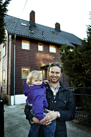 BRYR SEG IKKE OM FARGEN: Petter Hem og datteren Tale var i g�r kveld p� visning p� Grefsen i Oslo. Ut i fra annonsen var Petter litt usikker p� om tomannsboligen var hvit eller brun, men p�peker fargen ikke har noen betydning. 
Bildetekst: Foto: NINA HANSEN/DAGBLADET