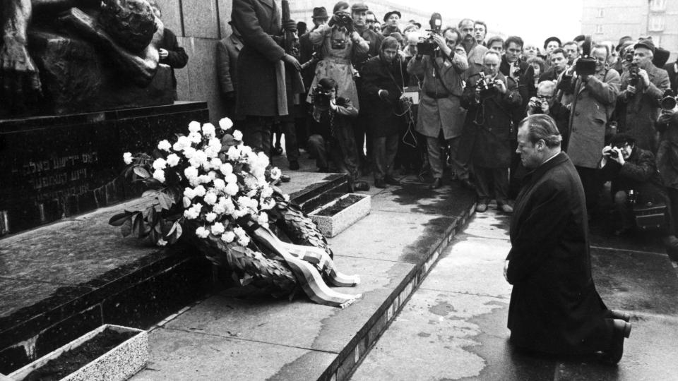 TILGIVELSE: Dette bildet fra 7. desember 1970, av Vest-Tysklands forbundskansler Willy Brandt som kneler ved monumentet over ofrene etter oppstanden i Warszawa-gettoen i
1943, har blitt selve symbolet p� den tyske regjeringens vilje til oppgj�r med fortida. Foto: NTB-arkiv /Scanpix