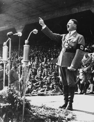 TOK OFFERROLLEN MED SUKSESS: Hitler snakket p� vegne av vanvittig mange, og vant valget i 1932. Foto: AP