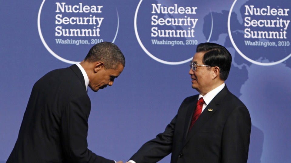 BUKKET DYPT: Og n� er Kinas president Hu Jintao og USAs president Barack Obama enige om � samarbeide om tiltak mot det iranske atomprogrammet. Foto: REUTERS / Jim Young / SCANPIX