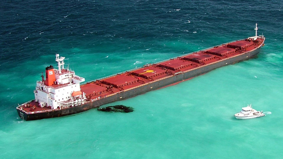 STORE SKADER: To tonn tungolje lekket ut da et kinesisk skip gikk p� grunn p� Great Barrier Reef i Australia. Skipet ble i natt norsk tid trukket av revet, men det er gjort skader p� korallene. Foto: REUTERS/SCANPIX