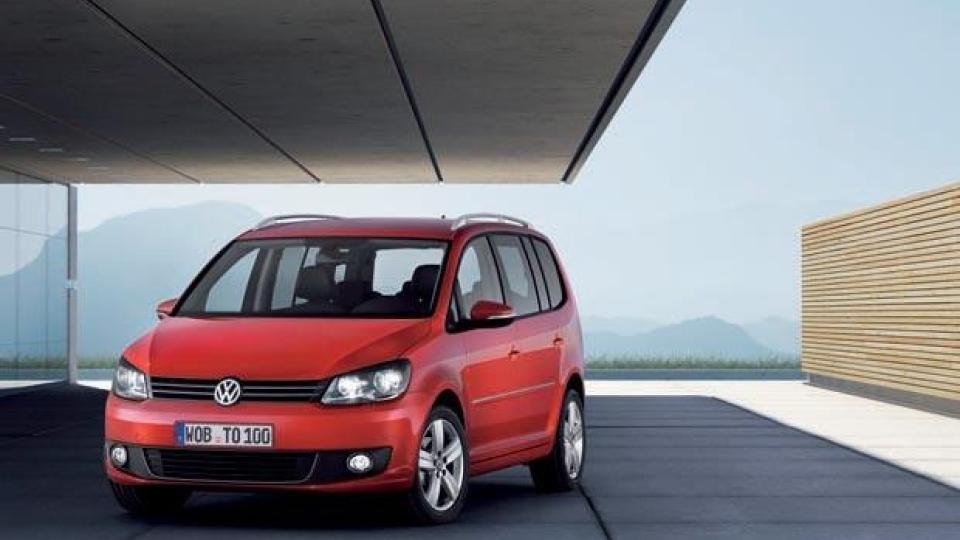 INGEN REVOLUSJON: Det er ikke snakk om en banebrytende ny design p� nye VW Touran. D�rene er beholdt, men grill, lykter og st�tfangere er helt nye. Foto: VW