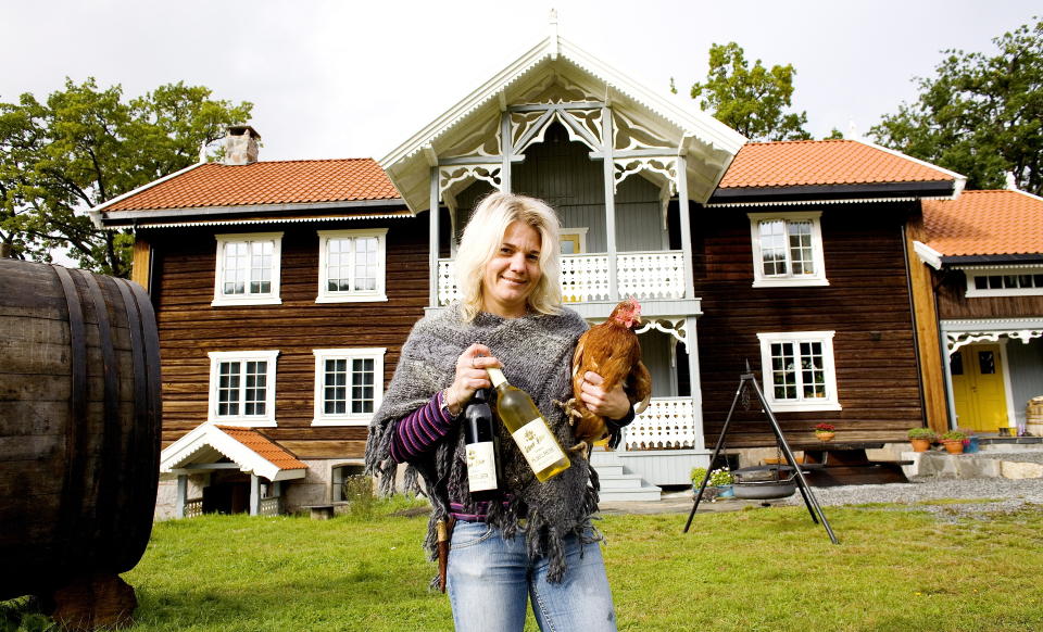 H�NEGAL: Hanne p� Veik�ker driver med h�ner, g�rdsutsalg, antikviteter, vinimport, vinkvelder og jaktutleie. Det ser flott ut , men er ingen dans p� roser, snarere jobbing fra morgen til kveld. Foto: Ole C. H. Thomassen