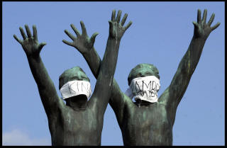 PROTEST MOT VERDENSBANKEN: Demonstrantene viste sitt syn ved � knytte knebel p� statuer i Vigelandsparken for noen �r siden. De mente Verdensbanken fratok folk retten og muligheten til � bestemme over sine egne liv. 
Foto: Tor Richardsen / SCANPIX