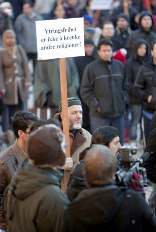 METADEBATT: Disse demonstrantene protesterte mot Dagbladets publisering av en Muhammed-tegningen.
Foto: Stian Lysberg Solum / SCANPIX