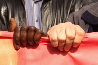 HJERNESKANNING AVSL�RER RESPONSEN P� HUDFARGE: B�de hvite og svarte amerikanere setter ubevisst igang mer aktivitet i fryktsenteret i hjernen n�r de f�r se kjappe bilder av folk med svart hud. N�r de f�r tenkt seg om g�r denne aktiviteten ned. Foto:  EPA/CESARE ABBATE