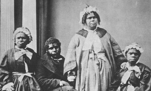 NY F�DSEL FOR KOLONIALISMENS TEORI: De p�st�tte IQ-forskjellene mellom raser sprer ideen om at hvite egner seg best til � bestemme. Hvorfor sprer Eia og NRK dette?, sp�r Jan Jacobsen. Tasmanias aboriginere, noen av dem p� bildet, ble utryddet av kolonialister p� 1800-tallet. Foto: Wikimedia Commons