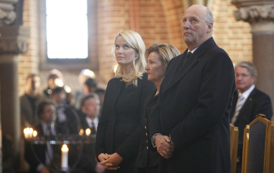 DELTOK P� MESSE:
Kong Harald, dronning Sonja og kronprinsesse Mette-Marit under minnegudstjenesten i Trefoldighetskirken i Oslo tirsdag kveld. Gudstjenesten var til minne om ofrene i flyulykken i Russland hvor en stor del av den polske makteliten omkom.
Foto: H�kon Mosvold Larsen / Scanpix