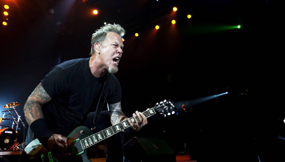 FETE SAKER: James Hetfield, sanger og gitarist i Metallica, s�rget for energisk og god stemning i Telenor Arena p� Fornebu tirsdag. I kveld er de tilbake p� scenen. Foto: Nina Hansen