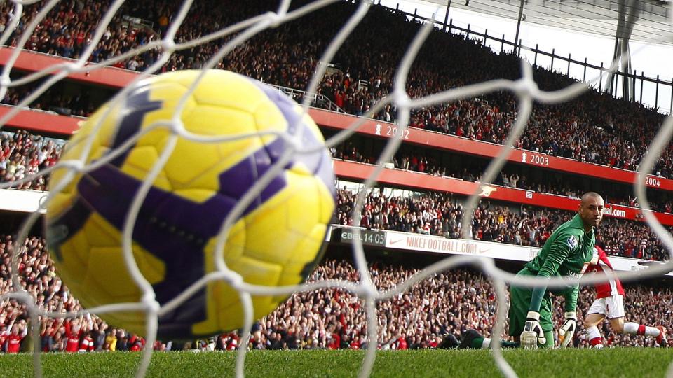 ARSENAL-SEIER: Tottenham st�r uten seier i ligaen mot byrivalen siden november 1999. Her fortviler Heurelho Gomes etter Robin Van Persies m�l p� Emirates i oktober. Nederland-spissen er for�vrig tilbake fra skade i kveld. Foto: REUTERS/ Eddie Keogh