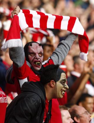 SPURS-MARERITT: Arsenal-fans kan se tilbake p� mer enn 10 �r og 20 seriem�ter uten tap for byrivalen. Foto: REUTERS/Eddie Keogh