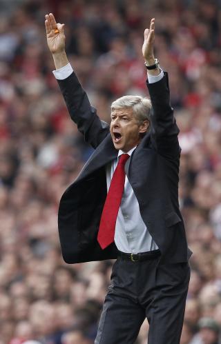 LOT CAMPBELL F� VINNE TITLER: Arsenal-sjef Arsene Wenger sier Sol Campbell spiller i kveld, mot sin gamleklubb. Foto: REUTERS/Eddie Keogh