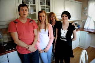  FAMILIEN:  Far Lasse, Elise, mor Jullianne og Regine p� kj�kkenet hjemme i Kristiansund 16. april i fjor. FOTO: �ISTEIN NORUM MONSEN.